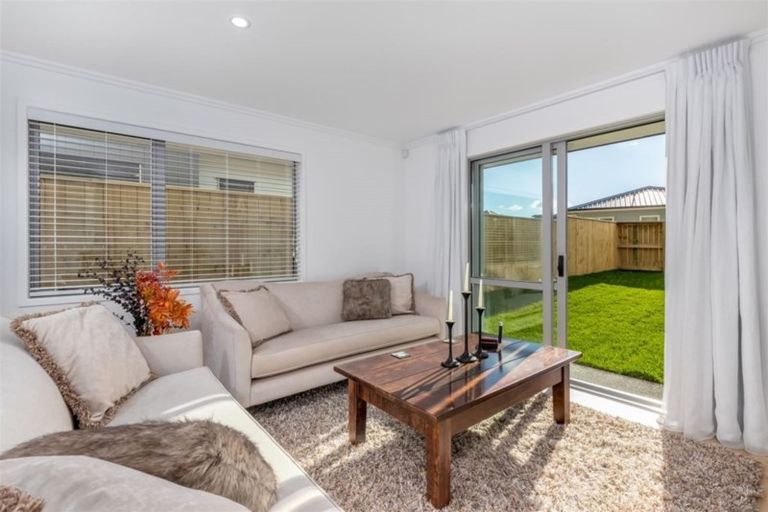 Photo of property in 19 Papa Orchard Drive, Kumeu, 0810