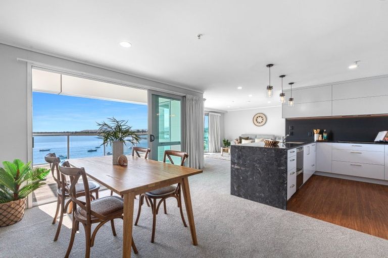 Photo of property in 72 Devonport Road, Tauranga, 3110