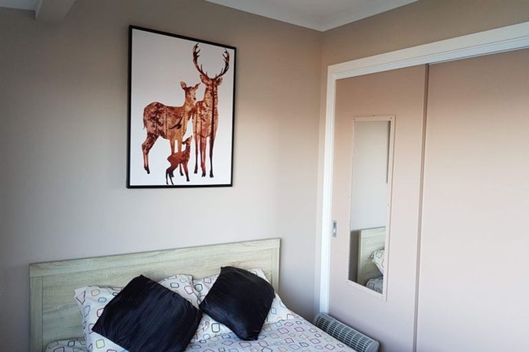 Photo of property in 6b Sunhaven Drive, Newlands, Wellington, 6037