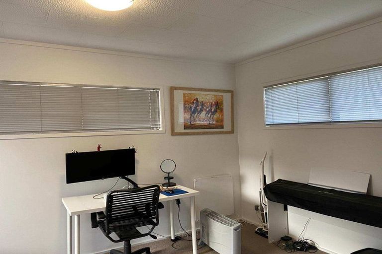 Photo of property in 11 Heather Place, Sunnynook, Auckland, 0620