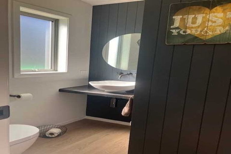 Photo of property in 16 Beveridge Road, One Tree Point, 0118
