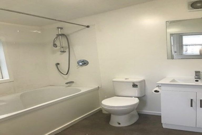 Photo of property in 46 Queens Drive, Lyall Bay, Wellington, 6022