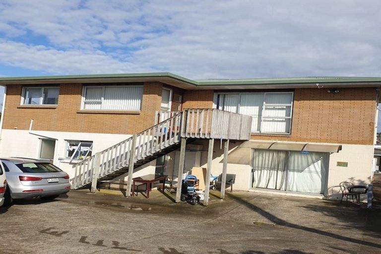 Photo of property in 940 East Coast Road, Northcross, Auckland, 0630