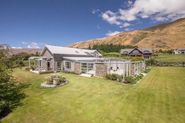 Photo of property in 2 Elderberry Crescent, Wanaka, 9305