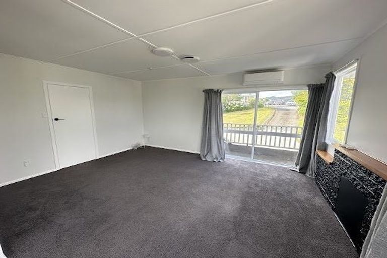 Photo of property in 32 Lynda Avenue, Paparangi, Wellington, 6037