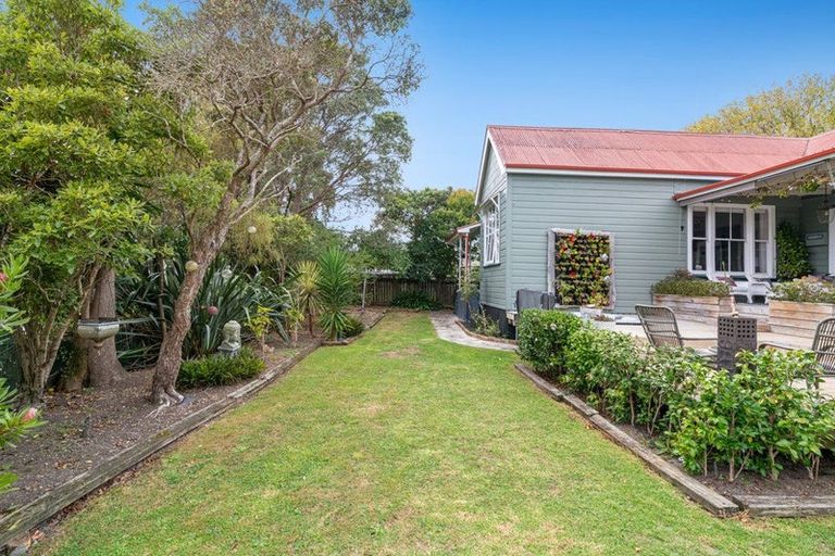 Photo of property in 1 Green Lane, Helensville, 0800