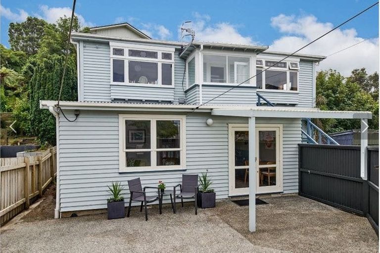 Photo of property in 10 Helen Street, Brooklyn, Wellington, 6021