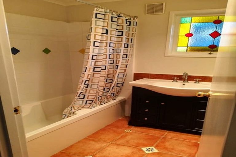 Photo of property in 2a Waller Avenue, Bucklands Beach, Auckland, 2012