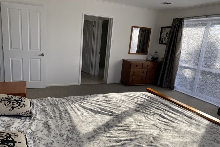 Photo of property in 2/24 Hatherlow Street, Glenfield, Auckland, 0629