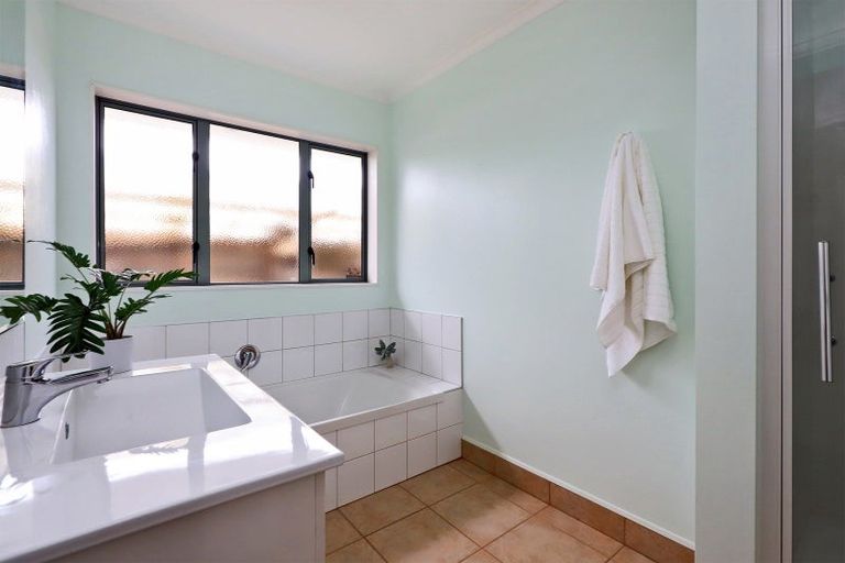 Photo of property in 28 Kensington Drive, Taradale, Napier, 4112