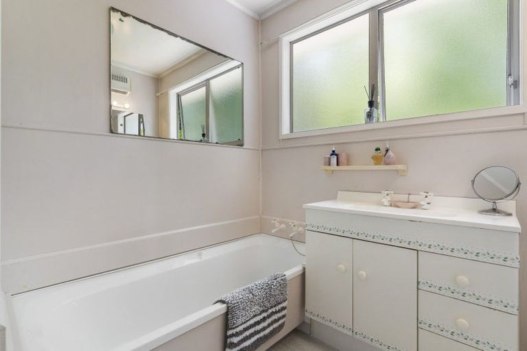 Photo of property in 71 Hartley Terrace, Massey, Auckland, 0614