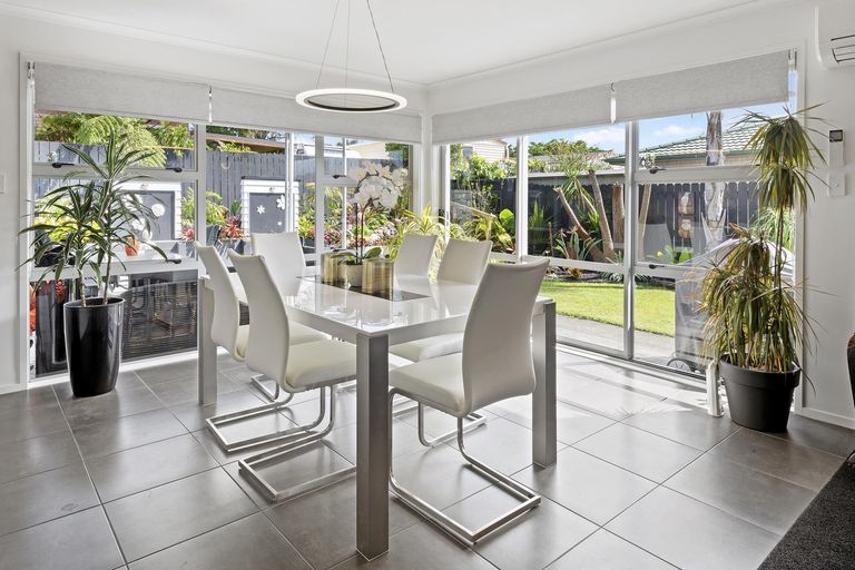 Photo of property in 18 Resolution Place, One Tree Point, 0118