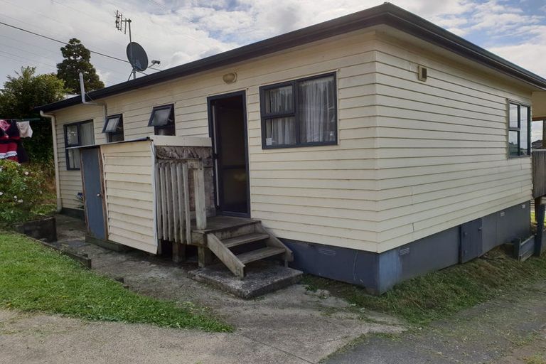 Photo of property in 19 Paton Avenue, Te Atatu South, Auckland, 0610