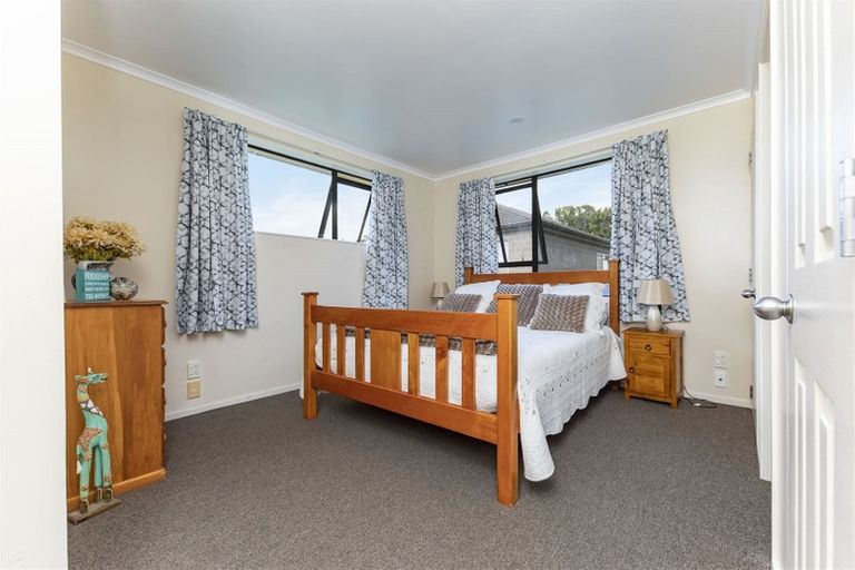 Photo of property in 22 Piriti Place, Weymouth, Auckland, 2103