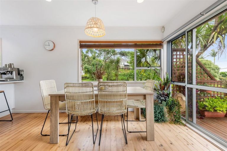 Photo of property in 1/9 De Val Drive, Titirangi, Auckland, 0604
