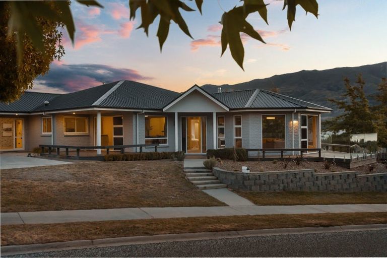 Photo of property in 2 Island View Place, Wanaka, 9305