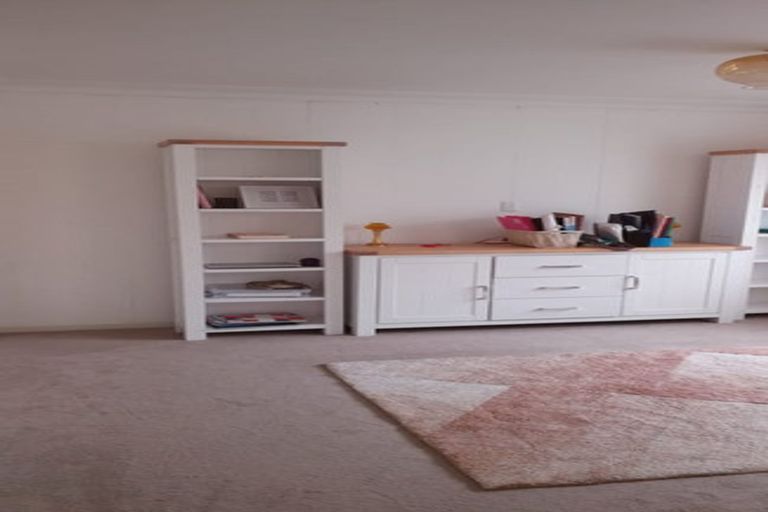 Photo of property in 10 Graham Avenue, Te Atatu Peninsula, Auckland, 0610