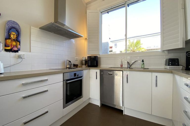 Photo of property in 2/39 Shanaway Rise, Hillcrest, Auckland, 0627