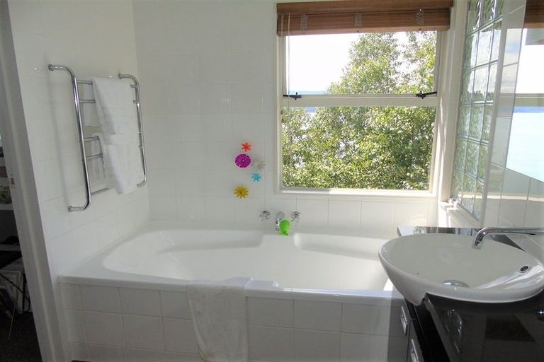 Photo of property in 13 Fortification Road, Karaka Bays, Wellington, 6022