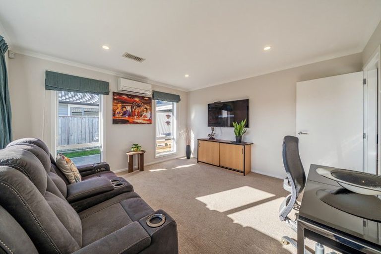 Photo of property in 17 Waitaria Terrace, Aotea, Porirua, 5024