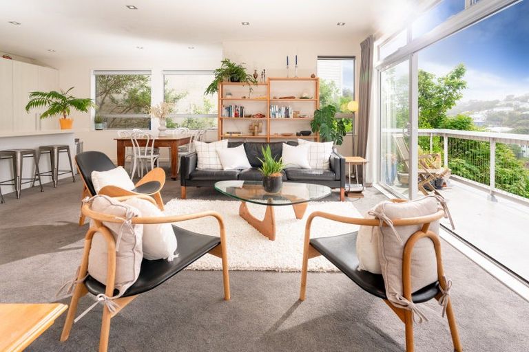 Photo of property in 28 Tiketike Way, Brooklyn, Wellington, 6021