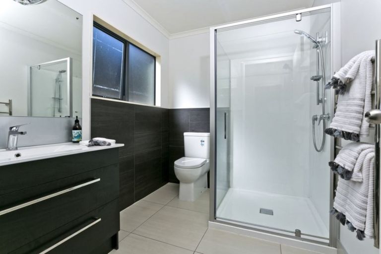 Photo of property in 15 Thornbill Rise, Unsworth Heights, Auckland, 0632