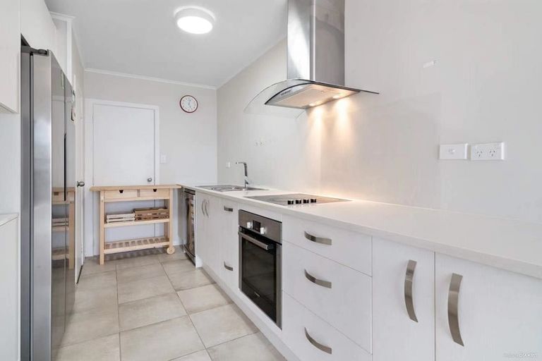 Photo of property in 1/15 Sunhaven Avenue, Glenfield, Auckland, 0629