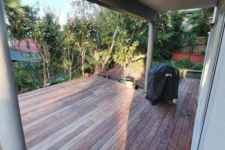 Photo of property in 21 Springwater Vale, Unsworth Heights, Auckland, 0632