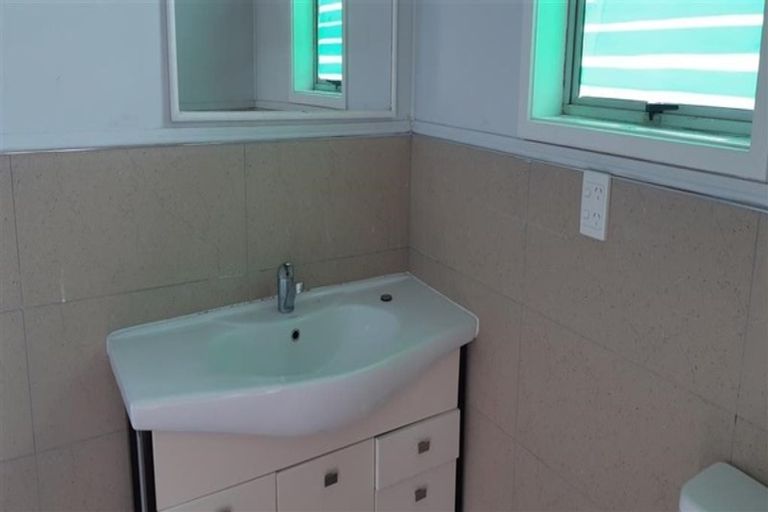 Photo of property in 1/12 Manuka Road, Glenfield, Auckland, 0629