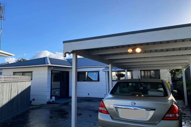 Photo of property in 11 Heather Place, Sunnynook, Auckland, 0620