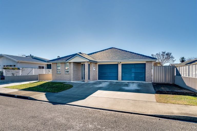 Photo of property in 1 Cambridge Terrace, Taradale, Napier, 4112
