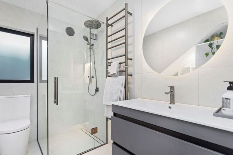 Photo of property in 1b Creamer Avenue, Belmont, Auckland, 0622