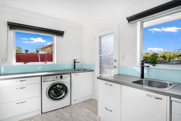 Photo of property in 10 Hollows Crescent, Takaro, Palmerston North, 4412