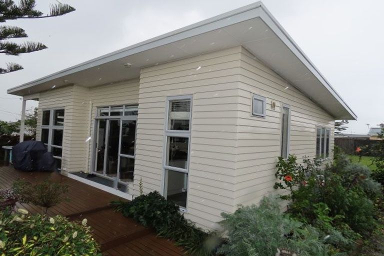 Photo of property in 116 Matipo Road, Te Atatu Peninsula, Auckland, 0610