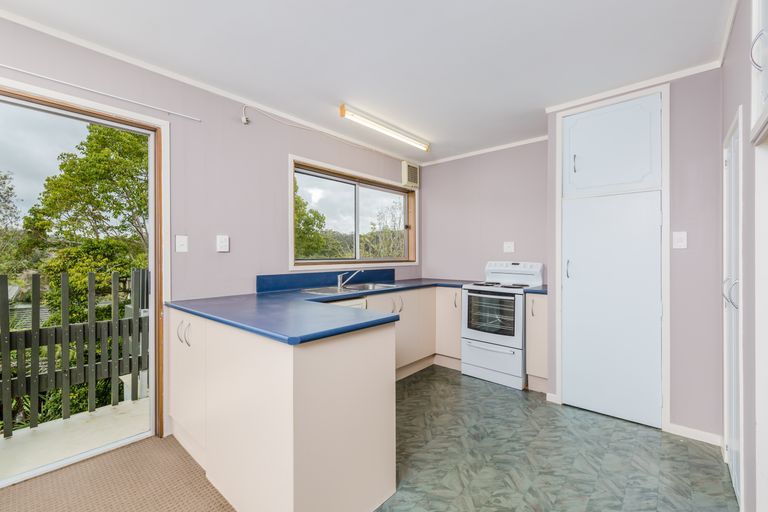 Photo of property in 35 Kemp Road, Massey, Auckland, 0614