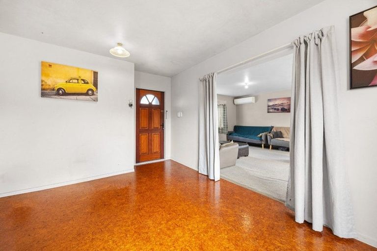 Photo of property in 2/49 Clevedon Road, Papakura, 2110