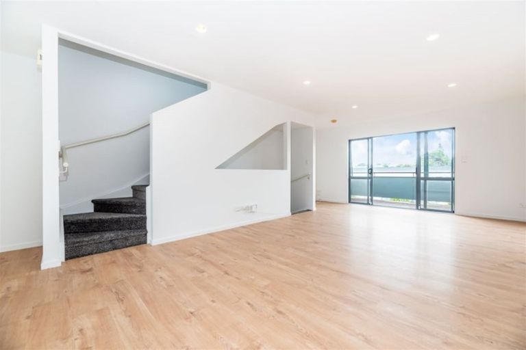 Photo of property in Lakeview Terrace, 22/14 Ambrico Place, New Lynn, Auckland, 0600