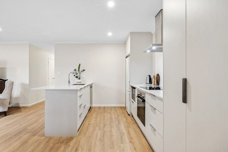 Photo of property in 9 Metoriti Crescent, Karaka, 2124