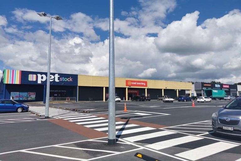 Photo of property in 10e Roberts Road, Te Atatu South, Auckland, 0610