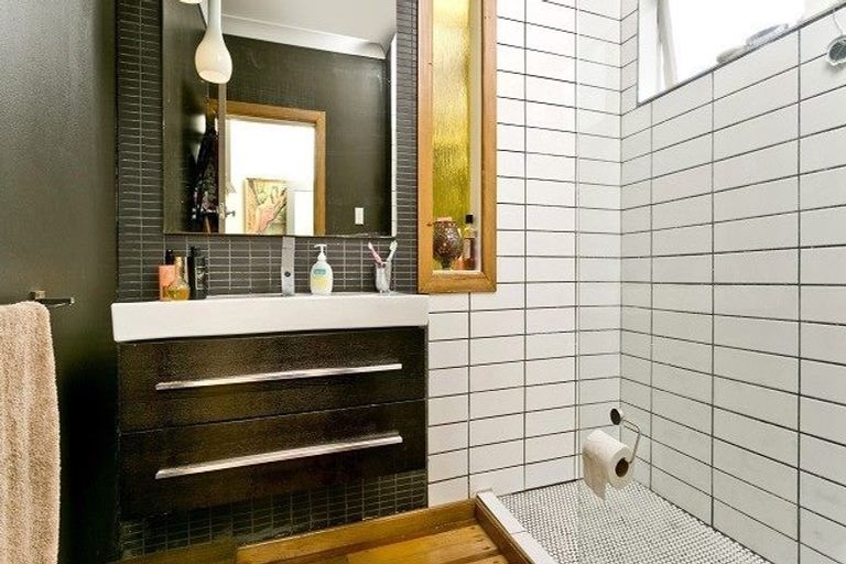 Photo of property in 255 Glenfield Road, Hillcrest, Auckland, 0627