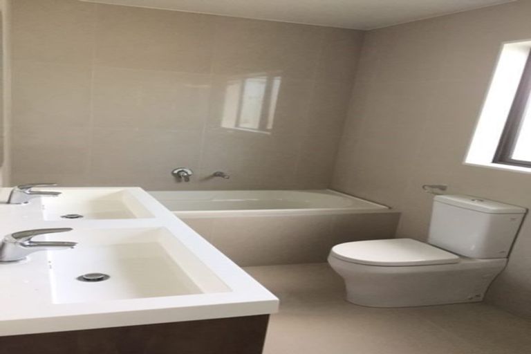 Photo of property in 5a Murray Road, Te Atatu Peninsula, Auckland, 0610