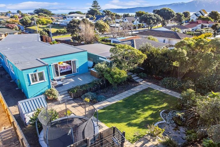 Photo of property in 9 Mahana Road, Paraparaumu Beach, Paraparaumu, 5032