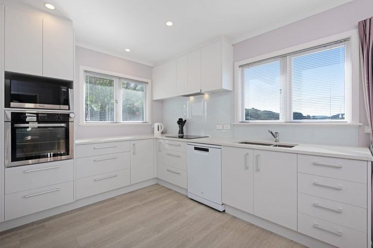 Photo of property in 17 Southern Cross Crescent, Island Bay, Wellington, 6023