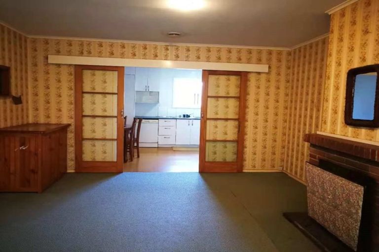 Photo of property in 16 Larnoch Road, Henderson, Auckland, 0610