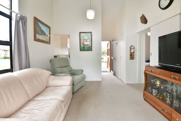 Photo of property in 12 Bellbird Place, Orewa, 0931