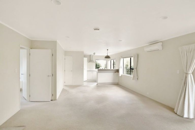 Photo of property in 31 Glucina Avenue, West Harbour, Auckland, 0618