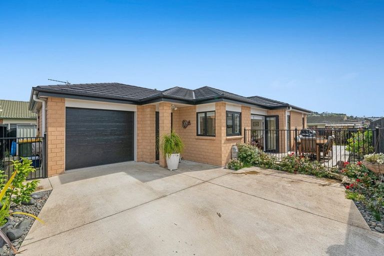 Photo of property in 16a Lillian Place, Orewa, 0931