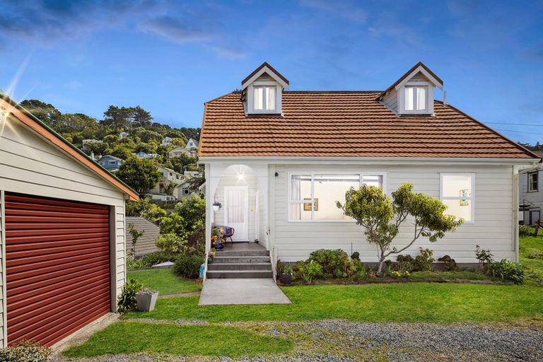 Photo of property in 15 Naughton Terrace, Kilbirnie, Wellington, 6022