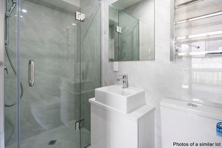 Photo of property in 5/10 Vinifera Place, Fairview Heights, Auckland, 0632