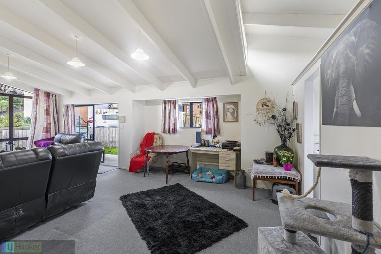 Photo of property in 5 Frosses Place, Massey, Auckland, 0614